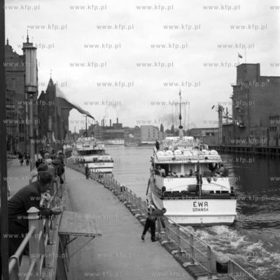 Statki białej floty Natalia i Ewa stoją przycumowane...