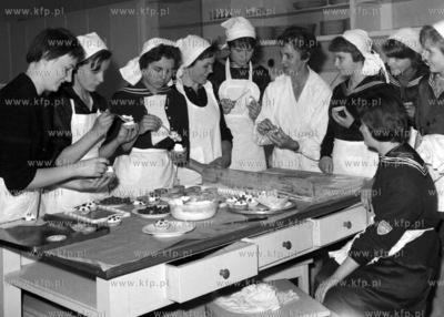 Zajęcia w szkole gastronomicznej w Gdyni. (lata60)
1962
0005243z
Fot....