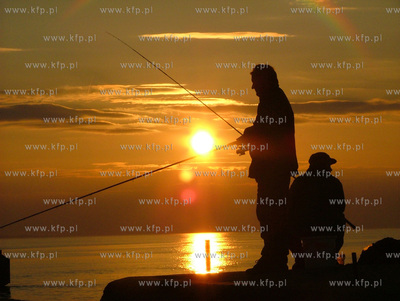 Wedkowanie na głowkach kołobrzeskiego portu. 23.02.2003...