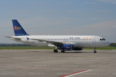 Gdansk, Rebiechowo. Nz. Airbus A320-231 linii Air Cairo
REG.SU-GCL

12.09.2006
fot....