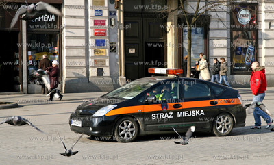 Krakow Nz. patro Strazy Miejskiej w hybrydowej Toyocie...
