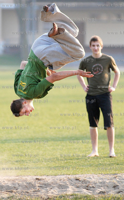 Rumia. Grupa nastolatkow trenujaca kapuere na stadionie...