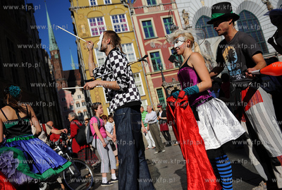 Gdansk. Parada karnawalowa grup kuglarskich z Trojmiasta...