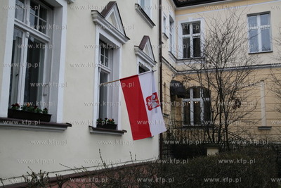Sopot udekorowany zalobnymi flagami w holdzie tragicznie...