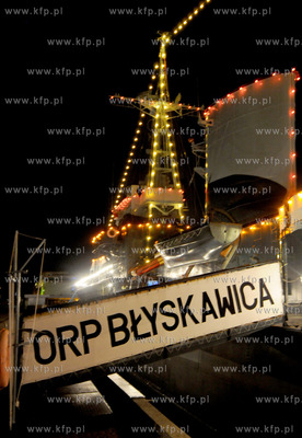 ORP BLYSKAWICA w nocnej iluminacji swietlnej zacumowany...