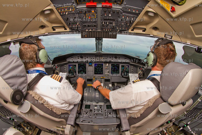 Kokpit w czasie lotu najnowszej maszyny Eurolot.com...