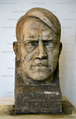 Polmetrowa rzezba glowy Adolfa Hitlera, zostala odkopana...