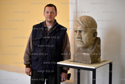 Polmetrowa rzezba glowy Adolfa Hitlera, zostala odkopana...