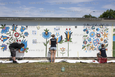 Na elewacji garazu przy deptaku na  ul. Wita Stwosza...