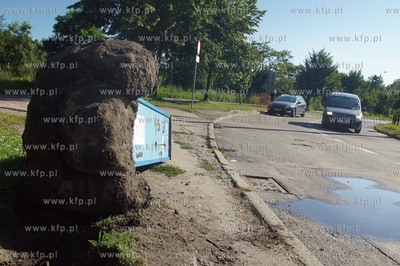 Gdańsk, ul. Hallera. Wyrwane z ziemi parkomaty firmy...