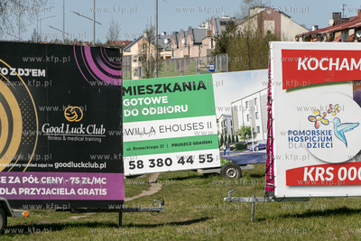 Mobilne reklamy stojące na skrzyżowaniu ulic PCK...
