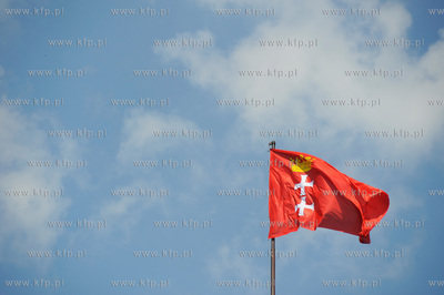 Flaga z herbem Gdanska powiewajaca na budynku Rady...