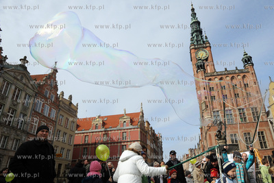 Festiwal baniek mydlanych w Gdansku na Dlugim Targu....