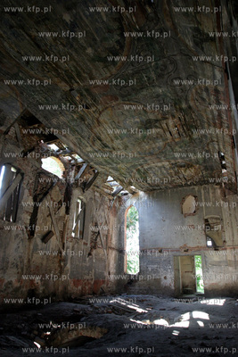 Wnetrze zabytkowego, opuszczonego kosciola w Gnojewie,...