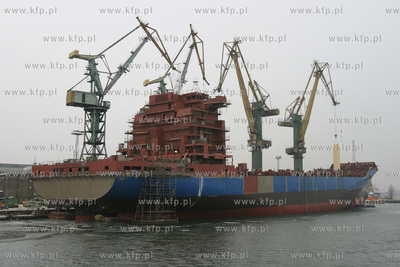 Kanal portowy w Gdansku, budowany statek w Soczni Gdanskiej...