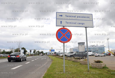 Ulica Slowackiego w poblizu terminalu lotniska w Rebiechowie....