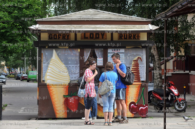 Budka z lodami, goframi i rurkami na koncu na skrzyzowaniu...
