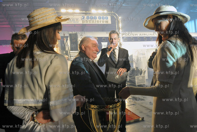 Uroczystosc powitania 2 milionowego pasazera na lotnisku...