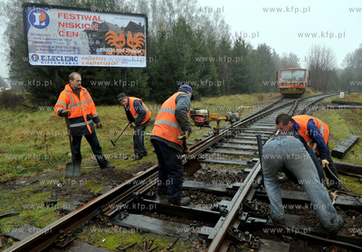 Gdansk, Rebiechowo. Prace przy wymianie podkladow pod...