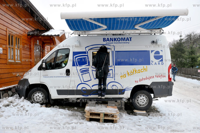 Mobilny bankomat eCard stojacy nieopodal wyciagu narciarskiego...