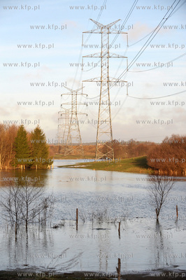 Wezbrane wody rzeki Radunia spowodowaly podtopienia...