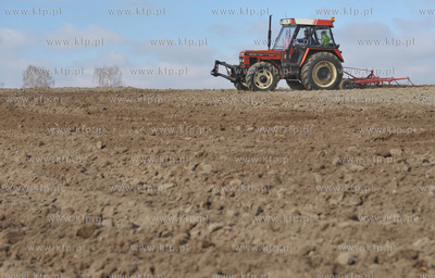 Wiosenne prace rolne w Sulminie na Kaszubach. 14.04.2011...