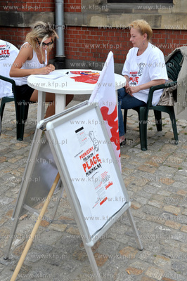 Dworzec Glowny PKP w Gdansku. NSZZ Solidarnosc zbiera...