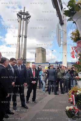Prezydent Bronislaw Komorowski zlozyl z okazji 31....