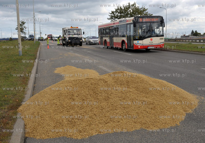 Rozsypane zboze z ciezarowki na ul. Elblaskiej. 02.09.2015
fot....
