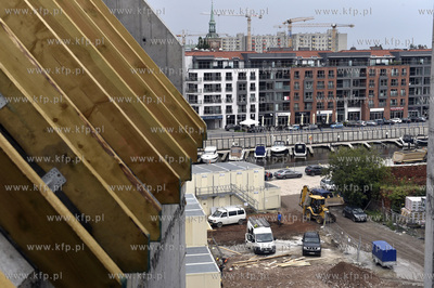 Uroczystosc zawieszenia wiechy na budowanym kompleksie...