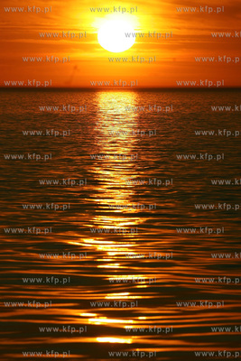 Zachod slonca w Ustce. 13.06.2006 fot. Krzysztof Mystkowski...