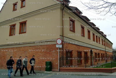 Do siedziby metropolity gdanskiego abp Tadeusza Goclowskiego...