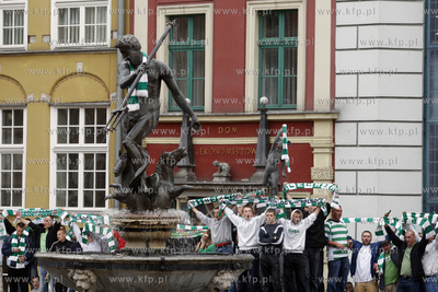 Gdansk. Ul. Dlugi Targ. Kibice Lechii Gdansk swietuja...