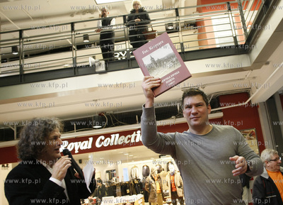 Gdansk. Centrum handlowe Manhattan. Premiera i promocja...