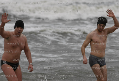 Sopot. Plaza. Dwoch Panow postanowilo  schlodzic sie...