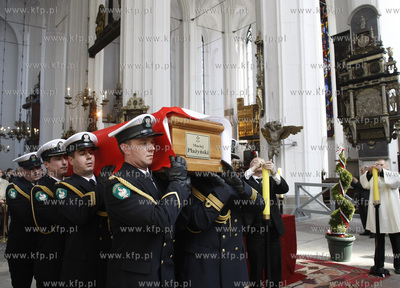 Gdansk. Trumna z cialem Macieja Plazynskiego Bazylice...