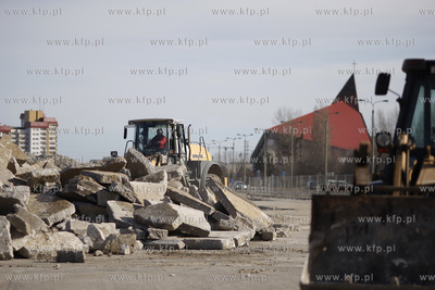 Gdansk Zaspa. Wyburzanie dawnego pasa startowego wzdluz...