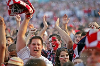 Gdansk. Mistrzostwa europy w pilce noznej. Kibice ogladaja...