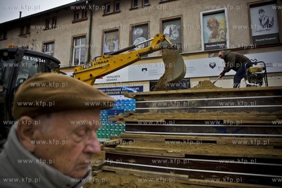 Prace przy budowie szopki bożonarodzeniowej z pszopka
z...