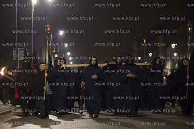 Gdańsk. Misterium Nocne. Uczestnicy misterium na ul....