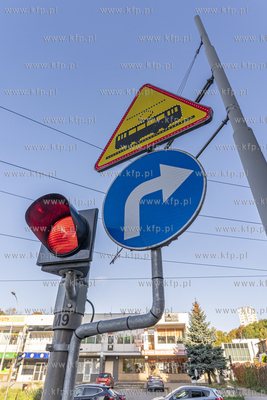 Sygnalizacja świetlna i znak uwaga tramwaj na pętli...