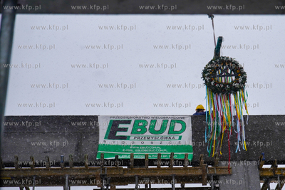 Piecki - Migowo. Zawieszenie wiechy na budowanej szkole...