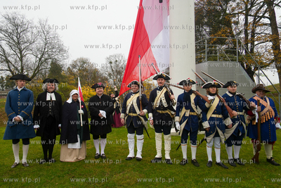 Góra Gradowa. Flagi dla mieszkańców i turystów...