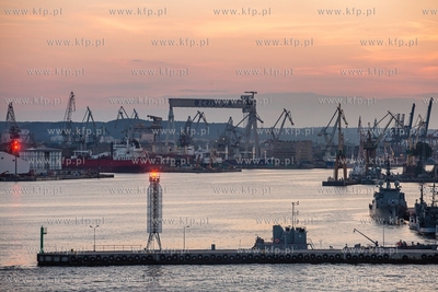 Port w Gdyni. Nz. Stocznie gdyńskie. 18.06.2019 /...