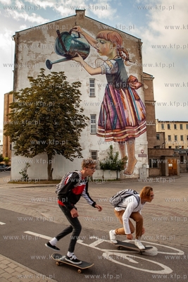 Białystok, budynek Instytutu Chemii UwB, mural Dziewczynka...