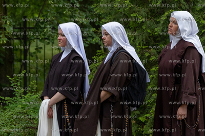 Sopot. Złożenie kwiatów pod krzyżem papieskim w...