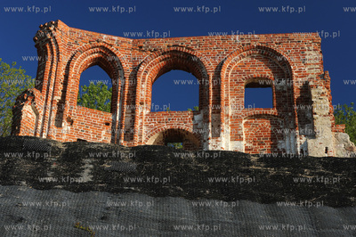 Trzesacz. Sciana S romansko-gotyckiego kosciola sw....