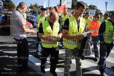 Gdansk. Trakt Sw. Wojciecha. Rybacy blokujac przejscie...