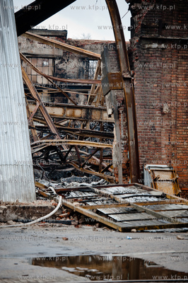 Gdansk. Dogaszanie doszczetnie spalonej hali produkcyjnej...