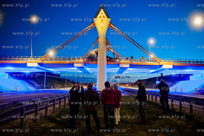 Gdansk. Oddany do uzytku, efektownie podswietlony most...